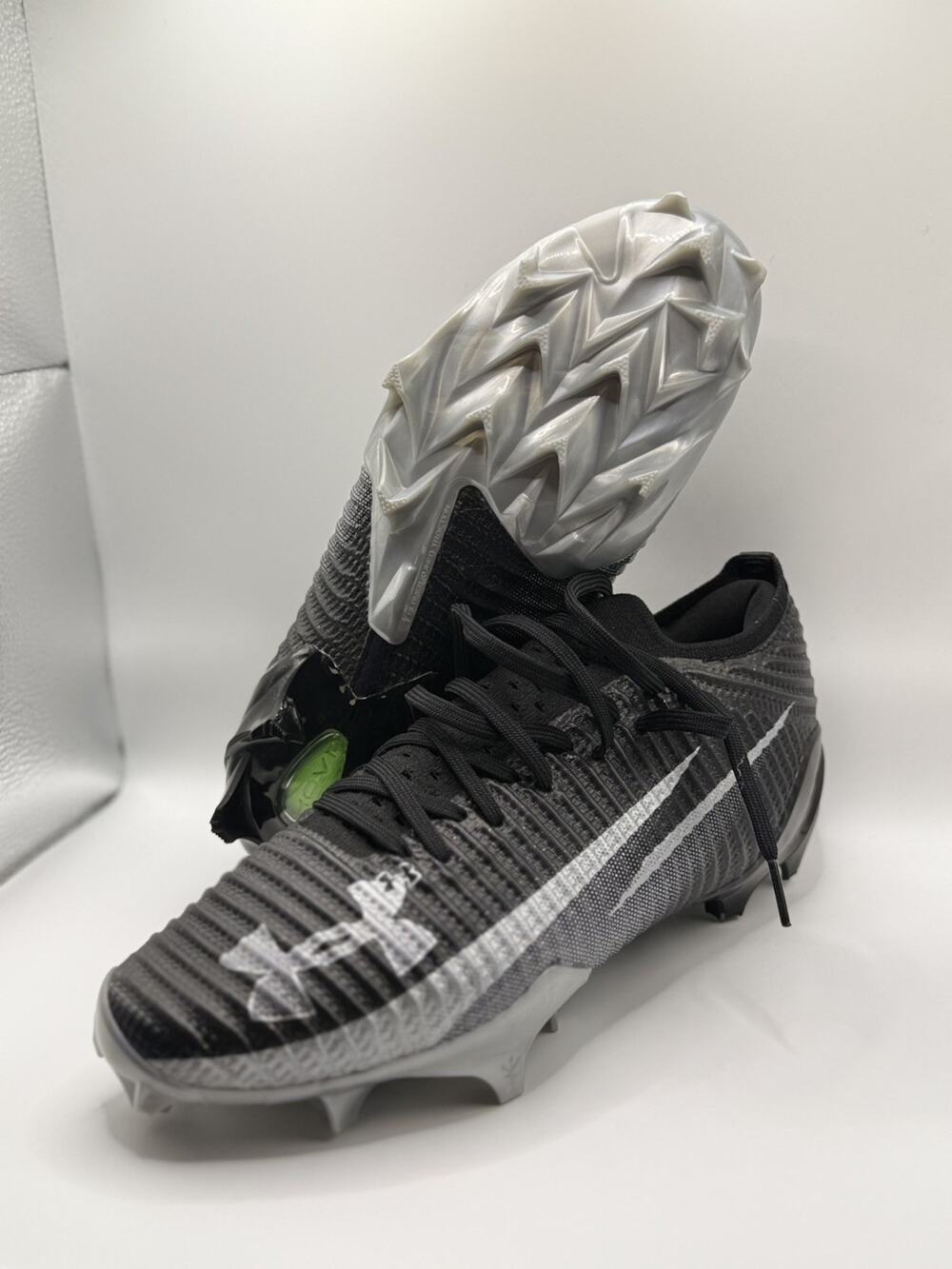 Men’s Size 9.5 Under Armour Blur Pro Football Cleats Black Gray 3028220-003 New